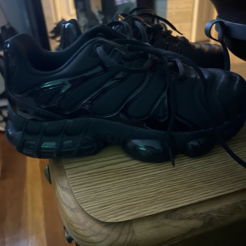 Steel toe sneakers